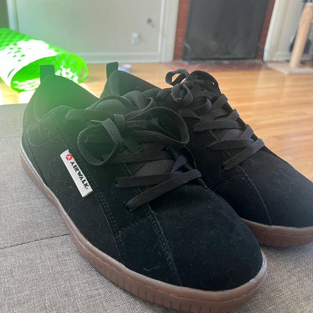 BLACK MENS AIRWALKS- 8.5